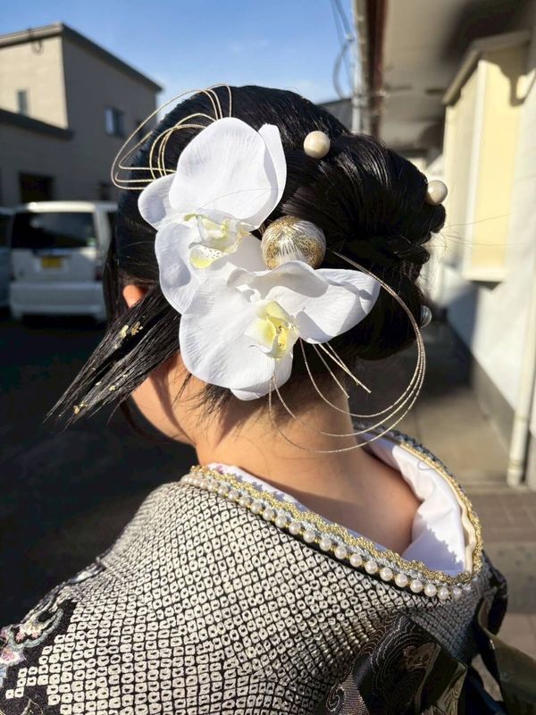 胡蝶蘭と水引の髪飾りを合わせた和装のアップスタイル（サイド）